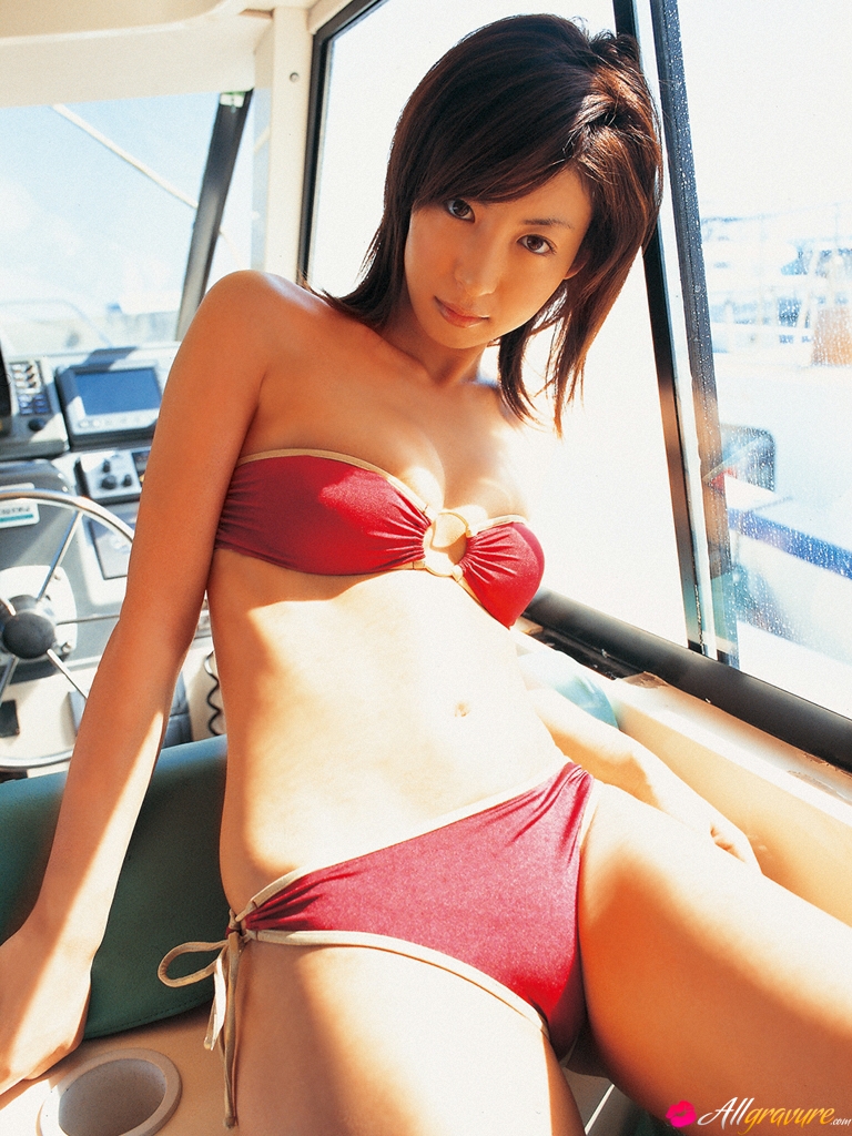 Bloomed charmer Mariko Okubo flaunts her sexy body  in All Gravure set Konatsu