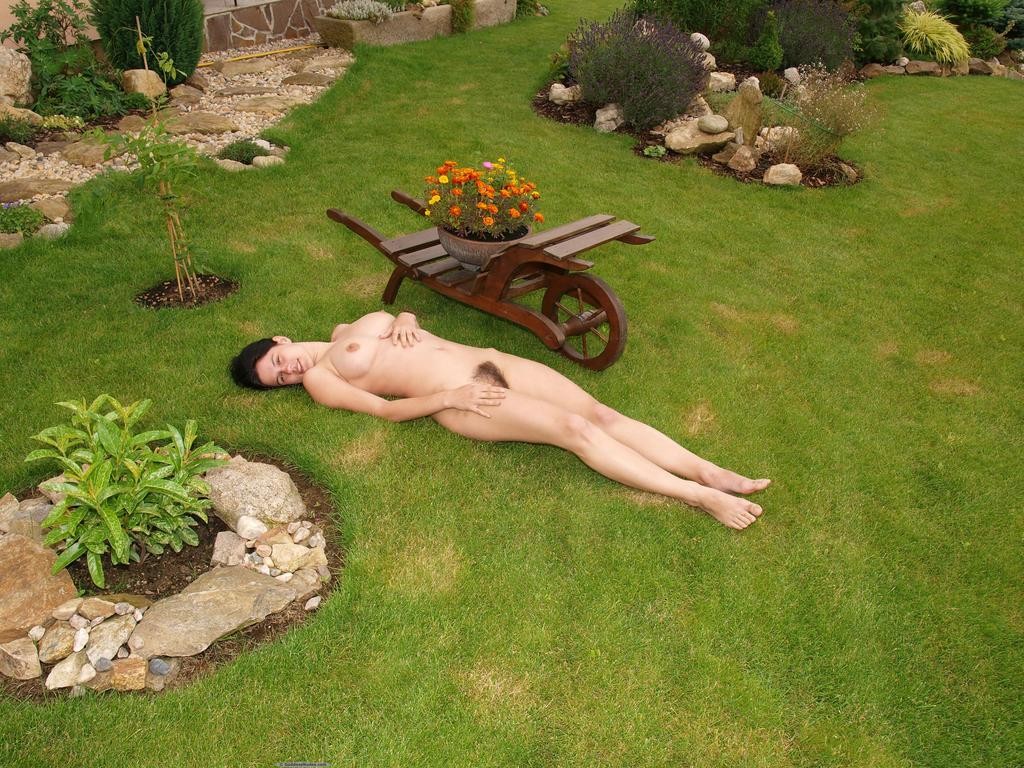 Nude Eva goes au natural all over playing in garden