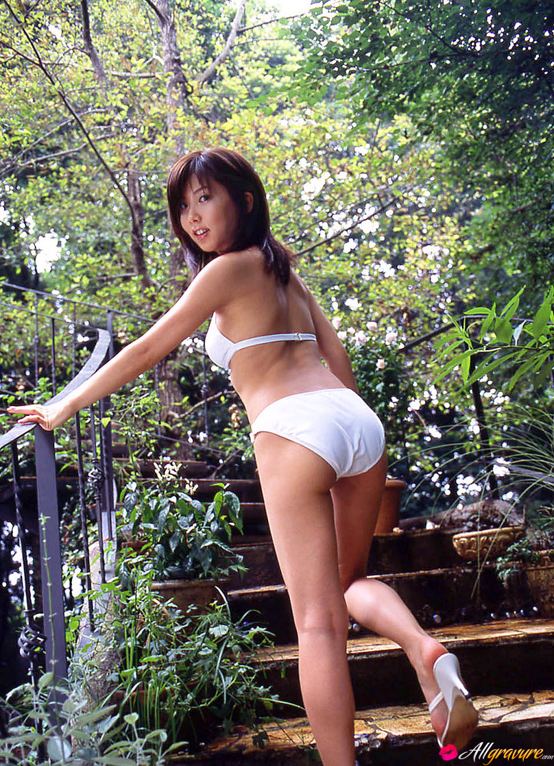 Daring and youthful all gravure model China Fukunaga nude and naughty  in All Gravure set Jungle House