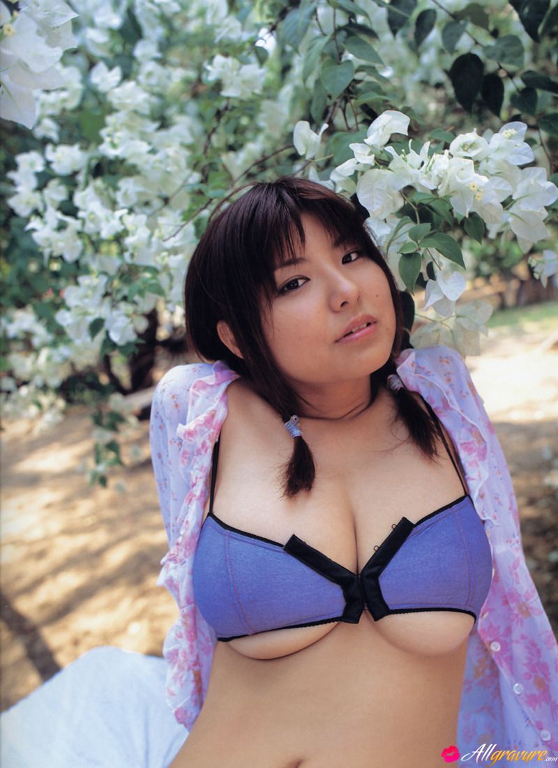 Romantic and effortlessly beautiful all gravure girl Miri Hanai erotically poses in Chiku Bill  in All Gravure set Chiku Bill