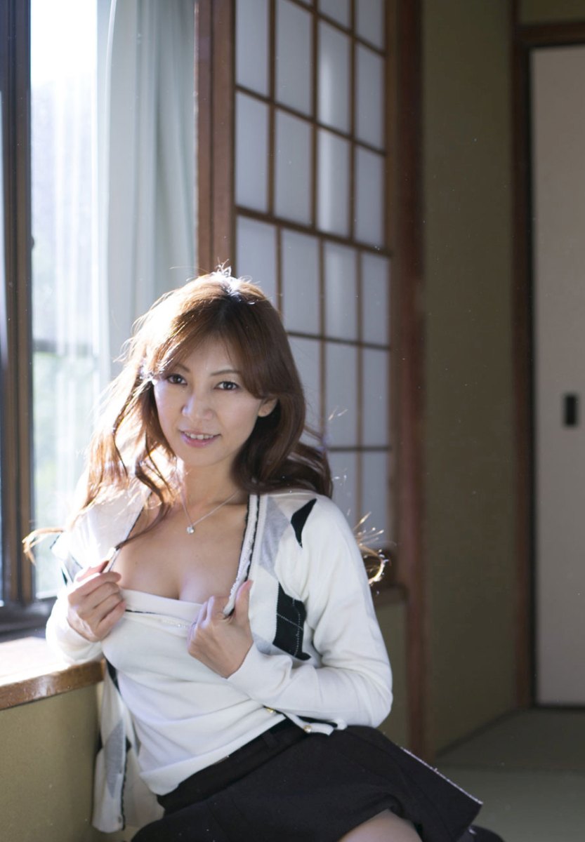 Sexy yet charming vixen Ryo Hitomi posing in Summer Returns 2  in All Gravure set Summer Returns 2