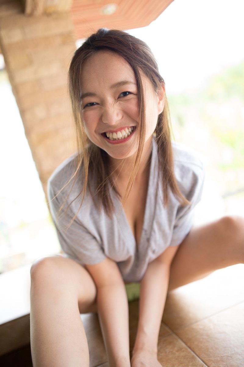 Blossoming young Mayumi Yamanaka gets naked and shows her mind-blowing sex appeal in Sweetest Mayumi  in All Gravure set Sweetest Mayumi