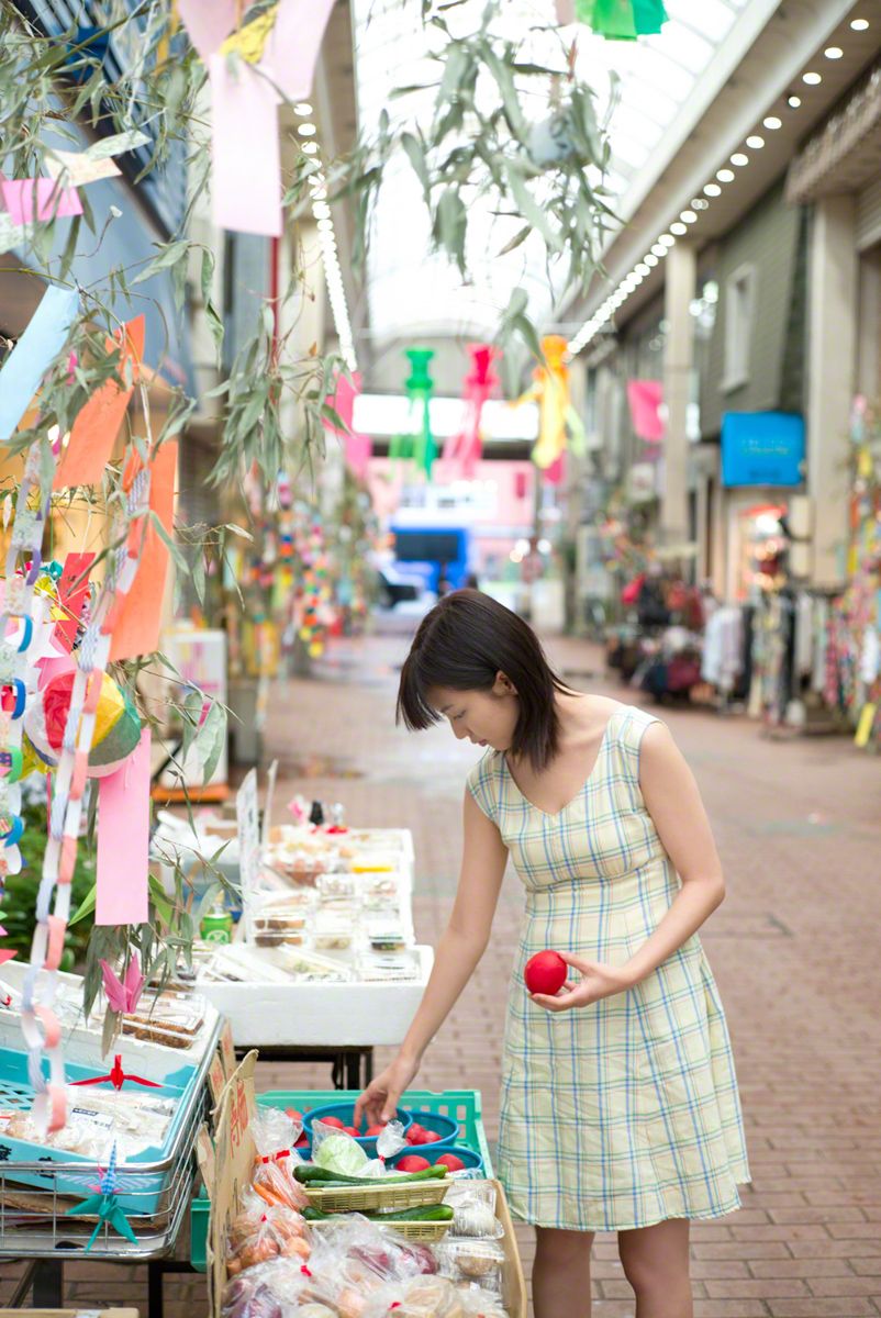 Blossoming young vixen Erina Mano stuns everyone with her seductive body in First Meet  in All Gravure set First Meet