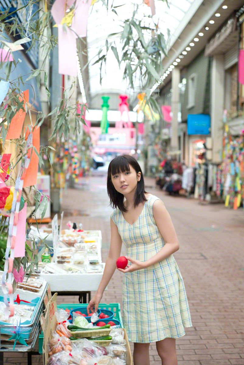 Blossoming young vixen Erina Mano stuns everyone with her seductive body in First Meet  in All Gravure set First Meet