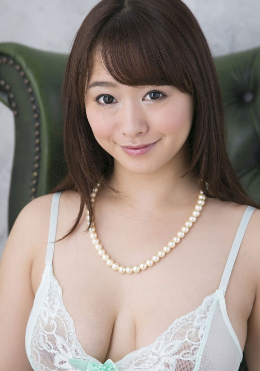 Adventurous and daring beauty Shiraishi Mariana enchanting in Barely Keep Them In  in All Gravure set Barely Keep Them In