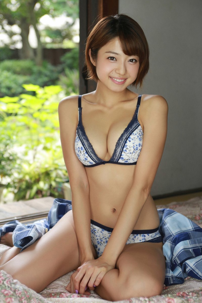 Romantic and effortlessly beautiful damsel Shizuka Nakamura stuns everyone with her seductive body  in All Gravure set Little Cute One